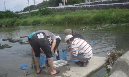 小学生を対象に学校へ出前授業