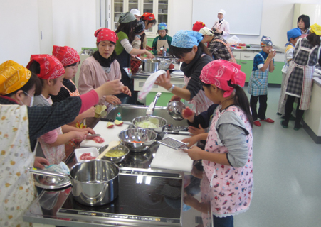 子ども達だけで材料を切ります